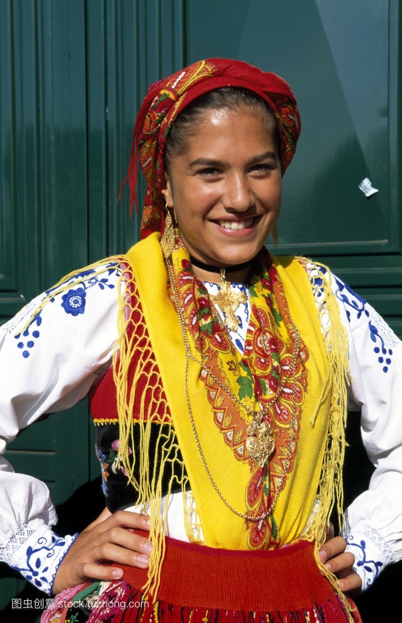 在葡萄酒节上穿传统服装的女人,卡玛拉·德·