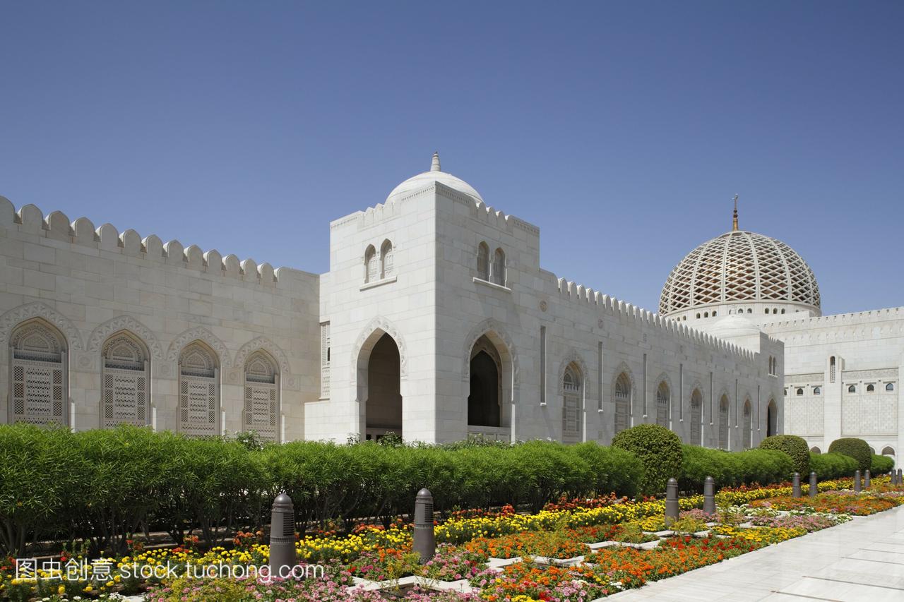 苏丹卡布斯大清真寺和花坛,前院,马斯喀特首都