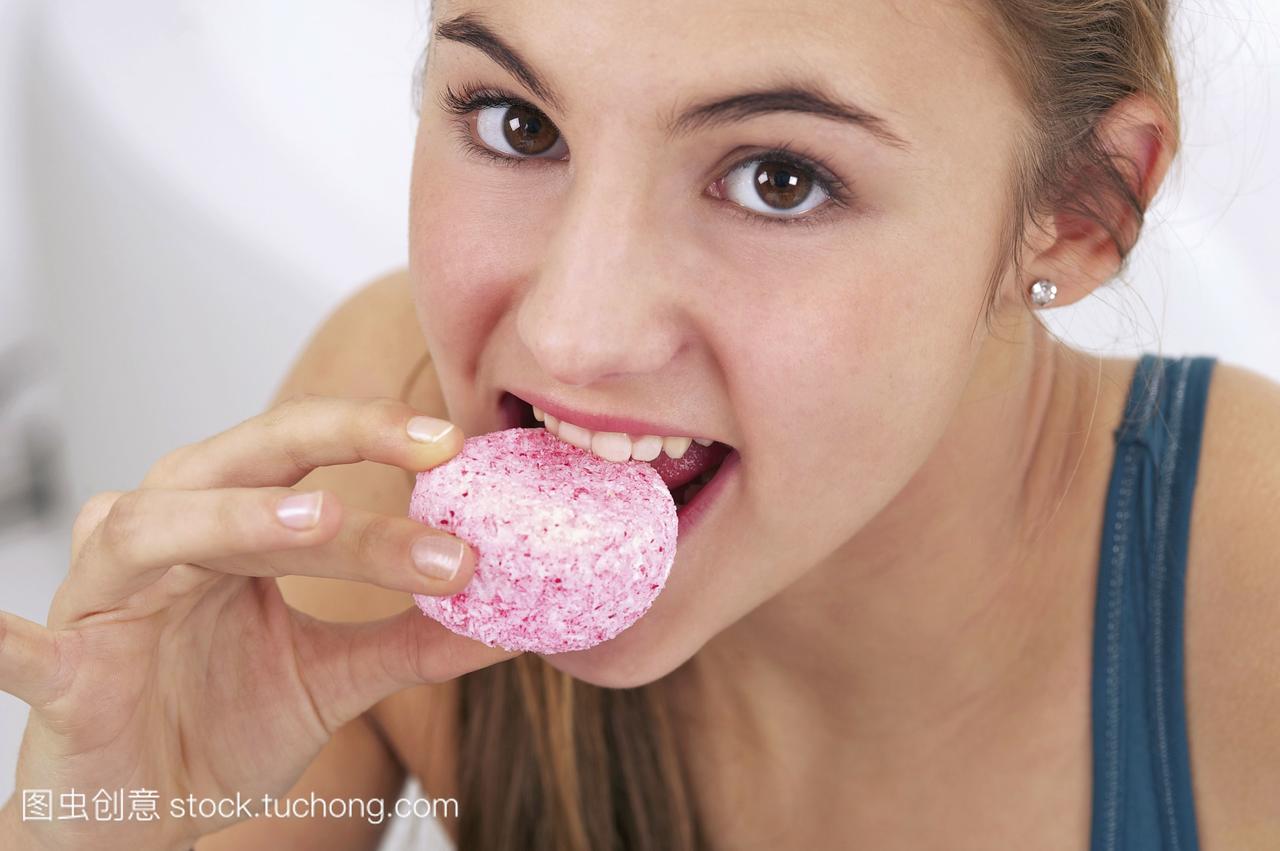 模型发布。十几岁的女孩吃含糖的零食。加工过