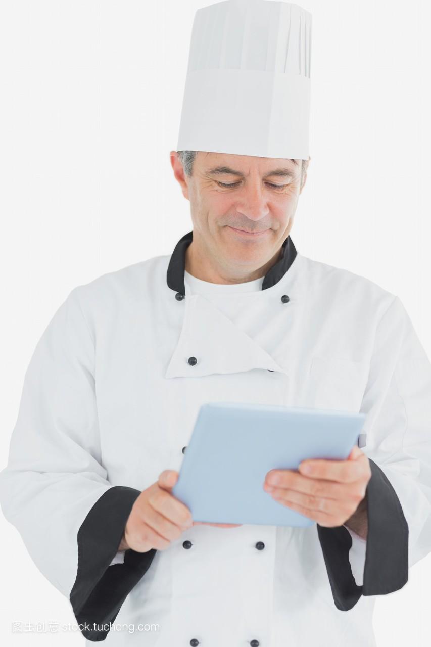 男厨师用平板电脑对抗白色背景