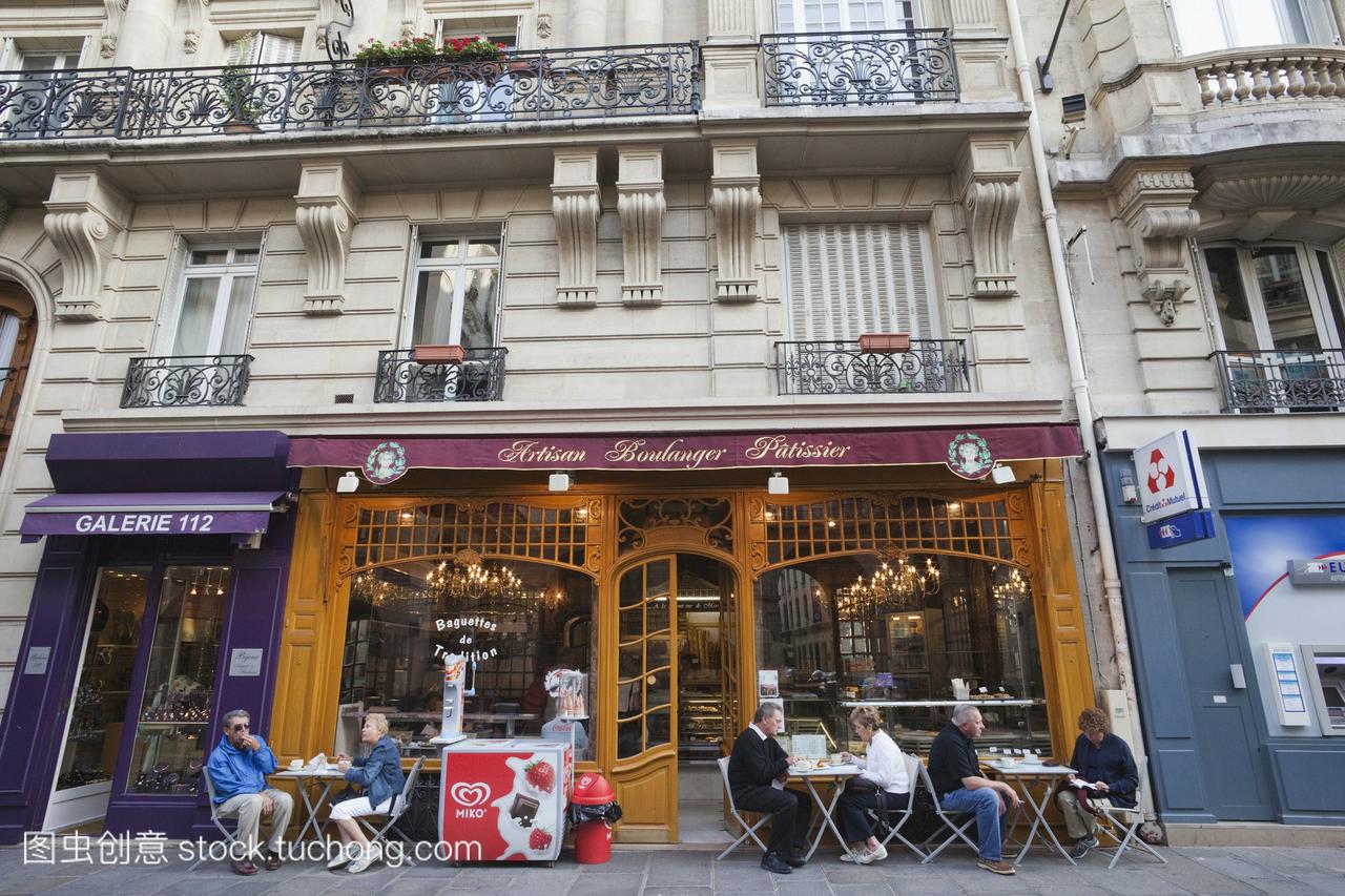 法国,巴黎,人们在典型的花店门前吃东西