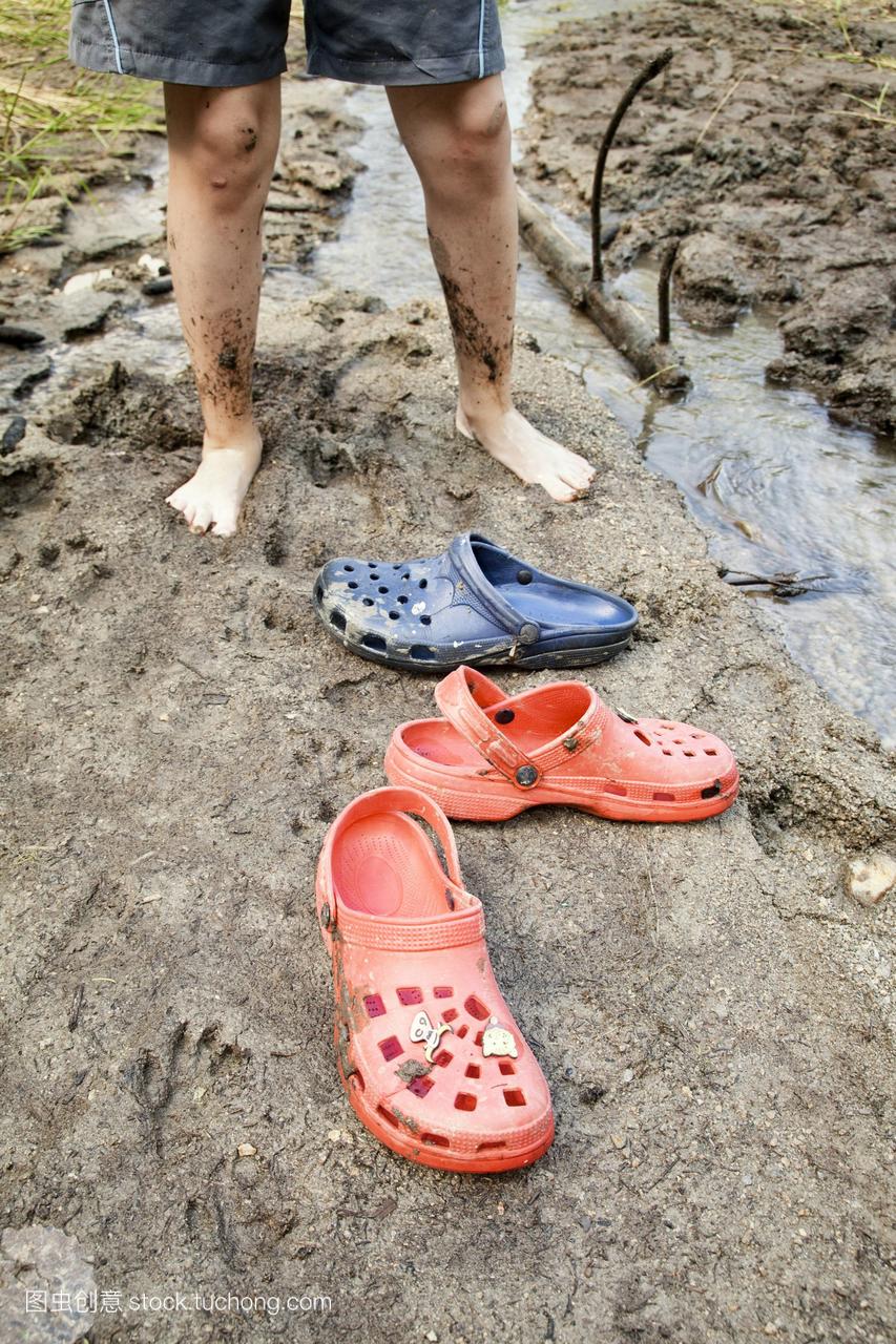 男孩在泥里玩,橡胶鞋,洞洞鞋