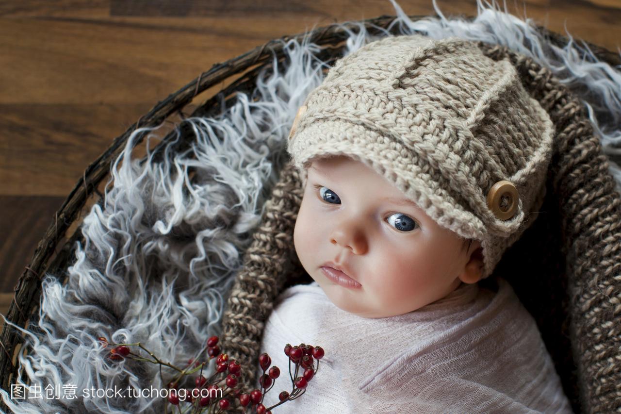婴儿,2个月,戴着针织帽,躺在篮子里