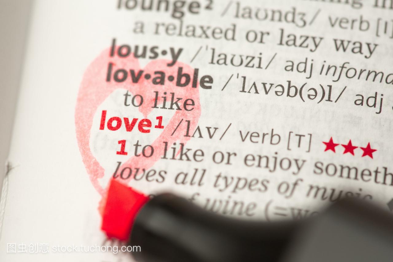 在字典里,爱情的定义被一个红色的心脏圈