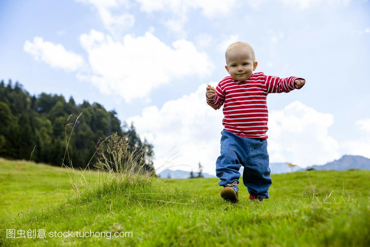 蹒跚学步18个月在夏天在瑞士Alpstein山区远足