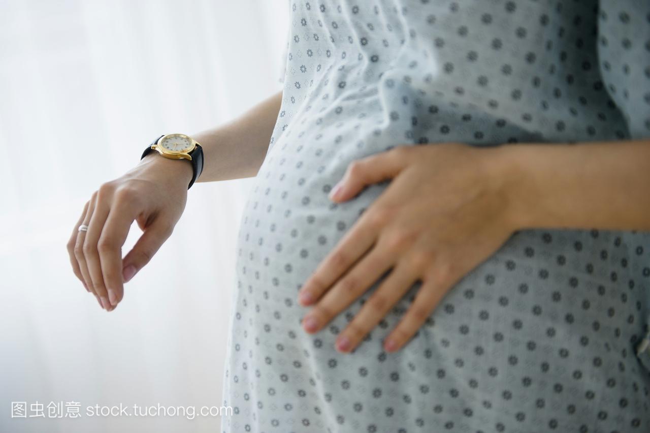 怀孕的高加索妇女在医院的时间宫缩