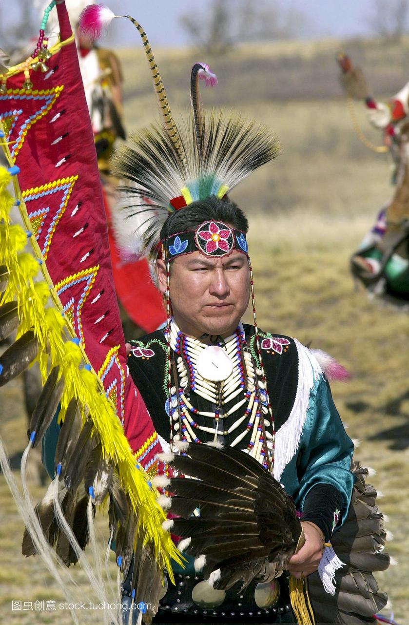 加拿大平原印第安人穿着传统的服装和羽毛头饰