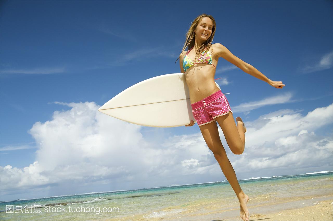 夏威夷,考艾岛,地道海滩,冲浪女孩享受着一天的