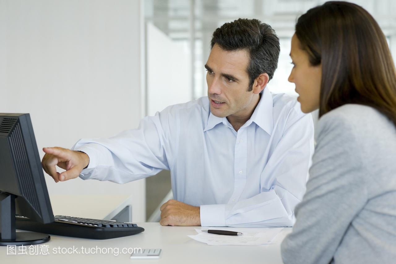 财务顾问在桌面计算机上解释客户端数据