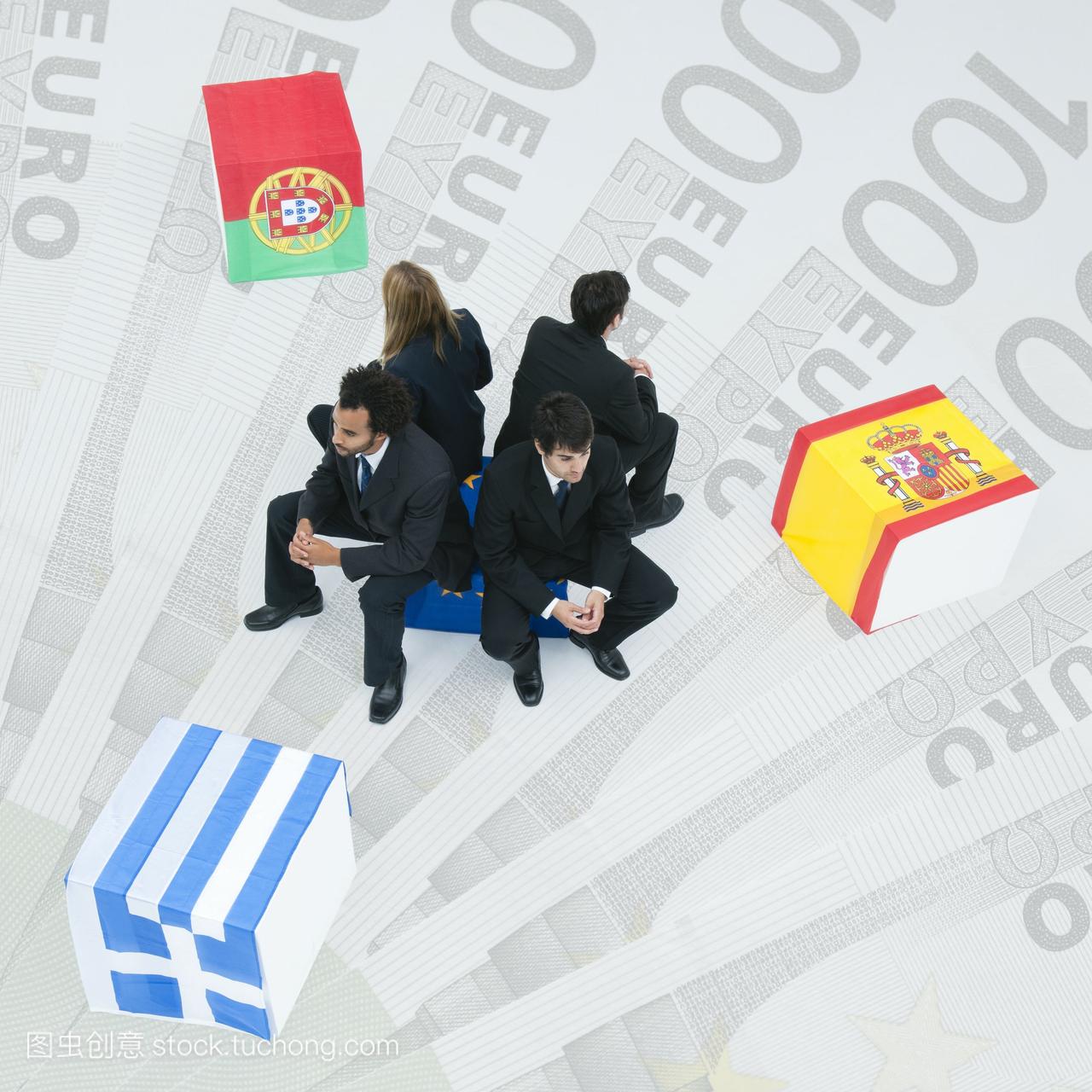 希腊,葡萄牙和西班牙的代表们坐回到欧盟旗帜