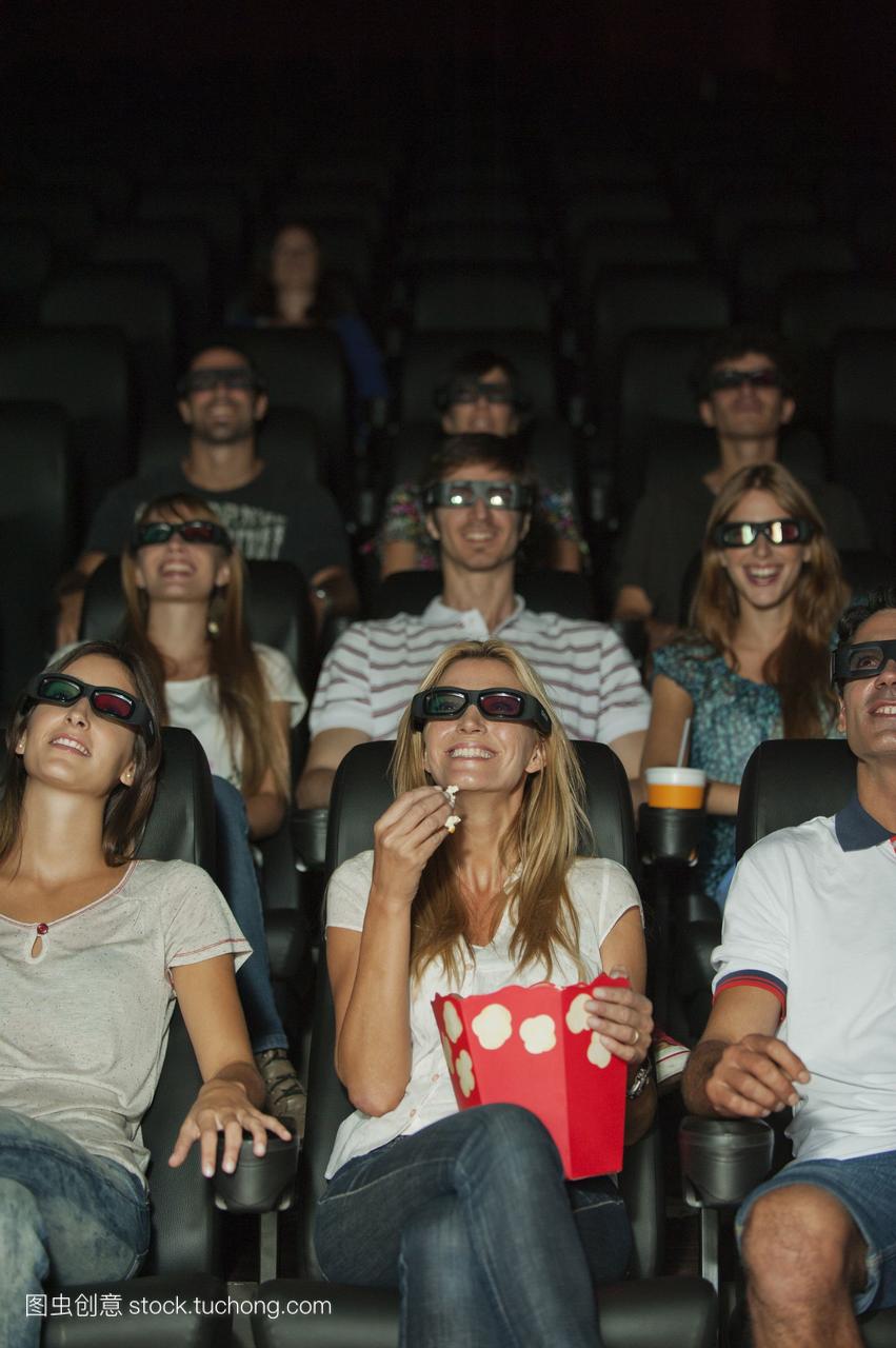在电影院看3d眼镜的观众