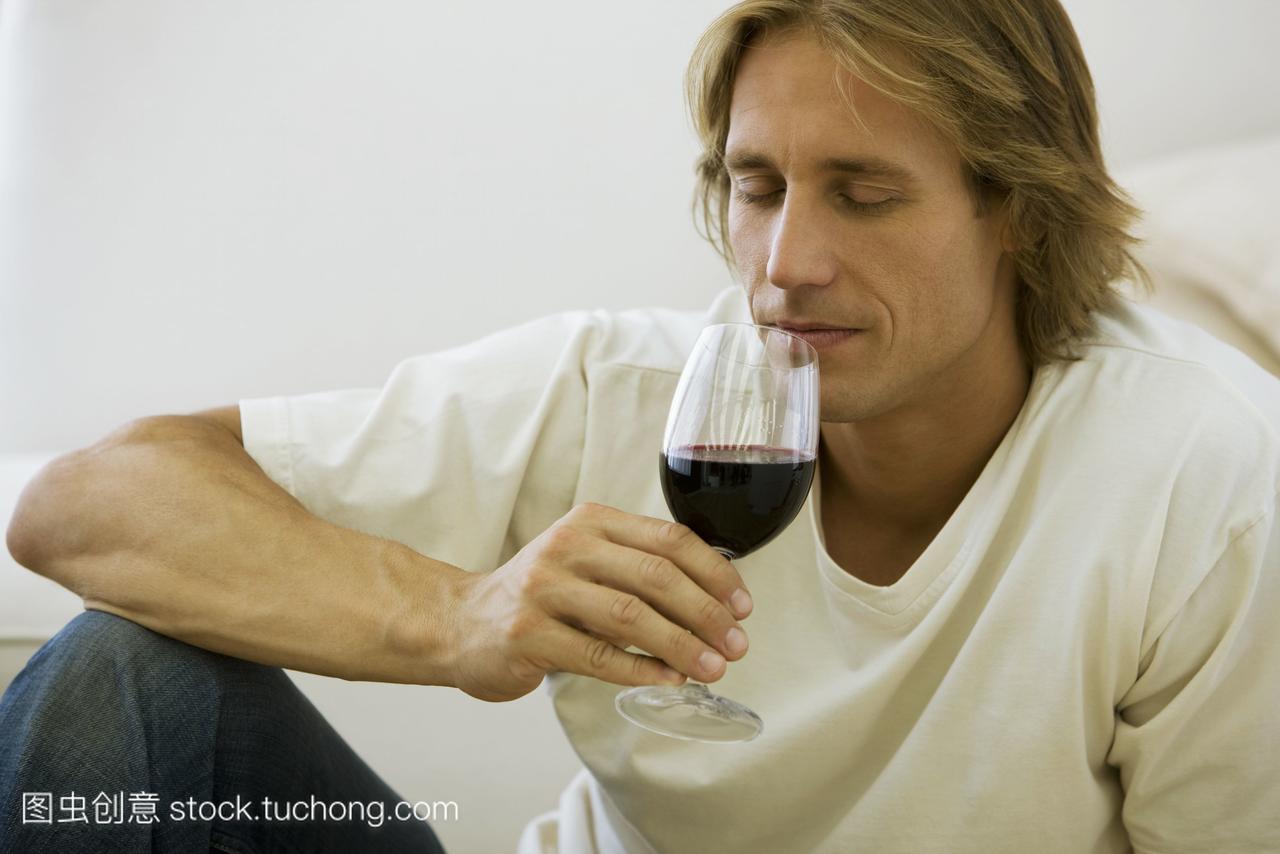 男人喜欢喝一束红酒