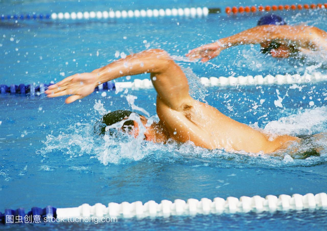 男选手在泳池里做自由泳,特写镜头