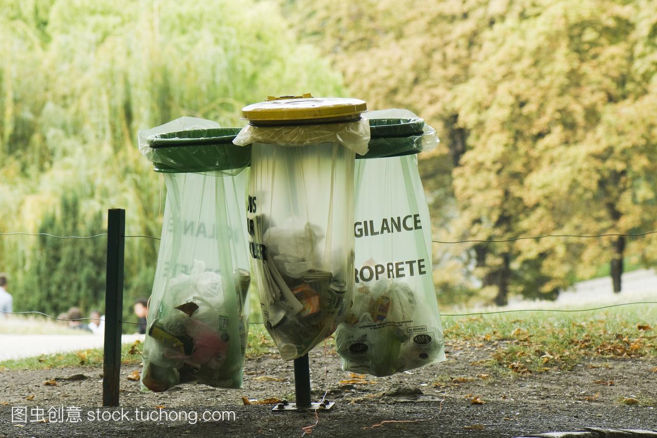 法国巴黎垃圾容器在公园