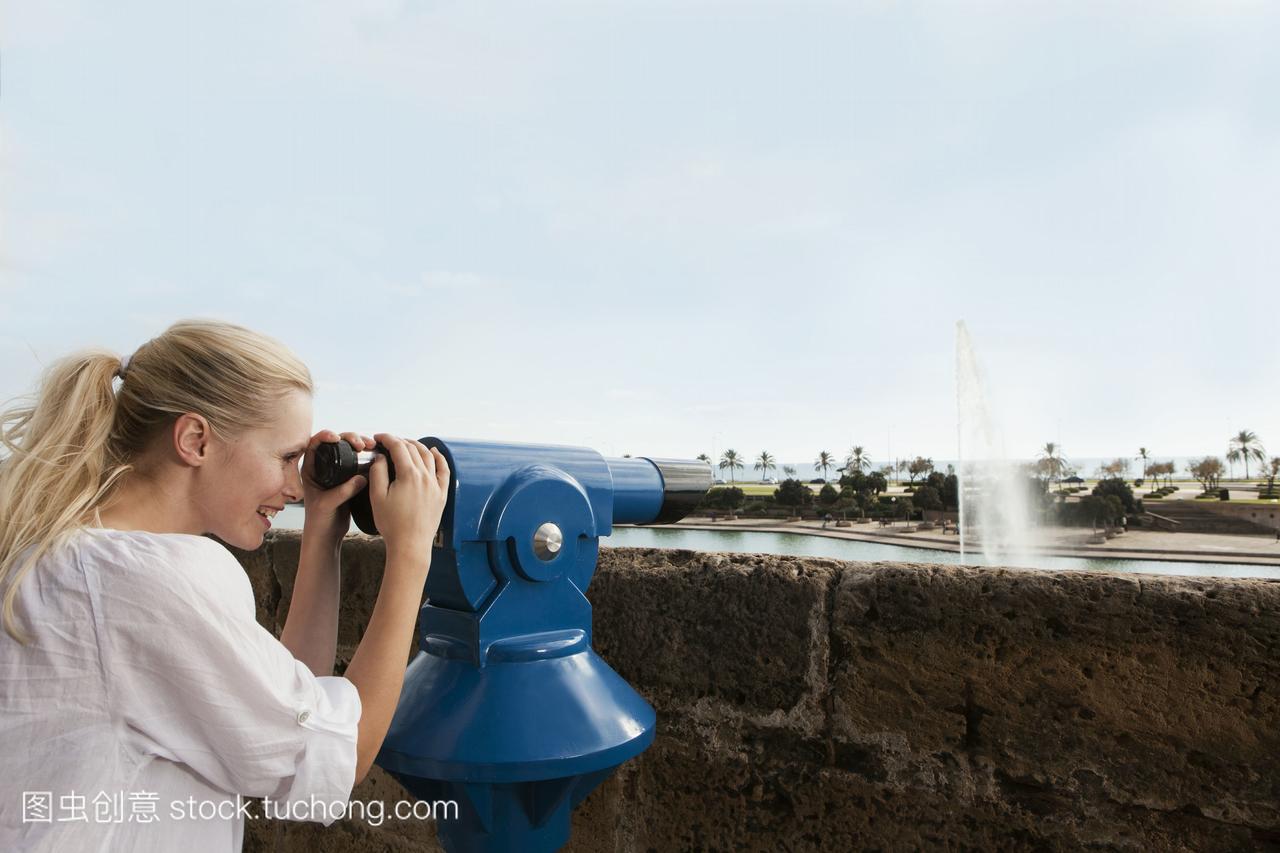 马略卡岛西班牙帕尔马年轻女性通过望远镜面带