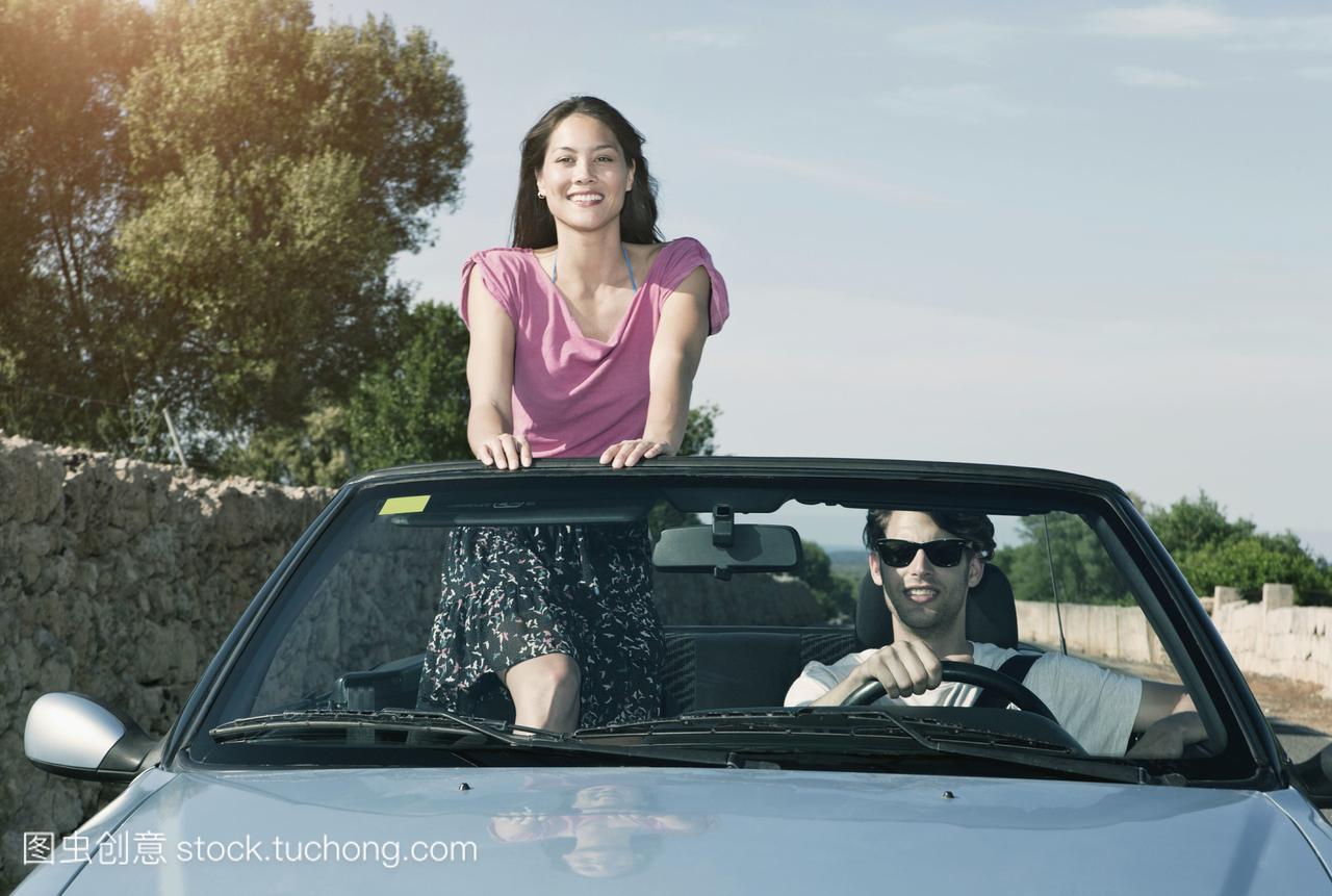 西班牙,马略卡岛,年轻男子开车,女人站在出租车