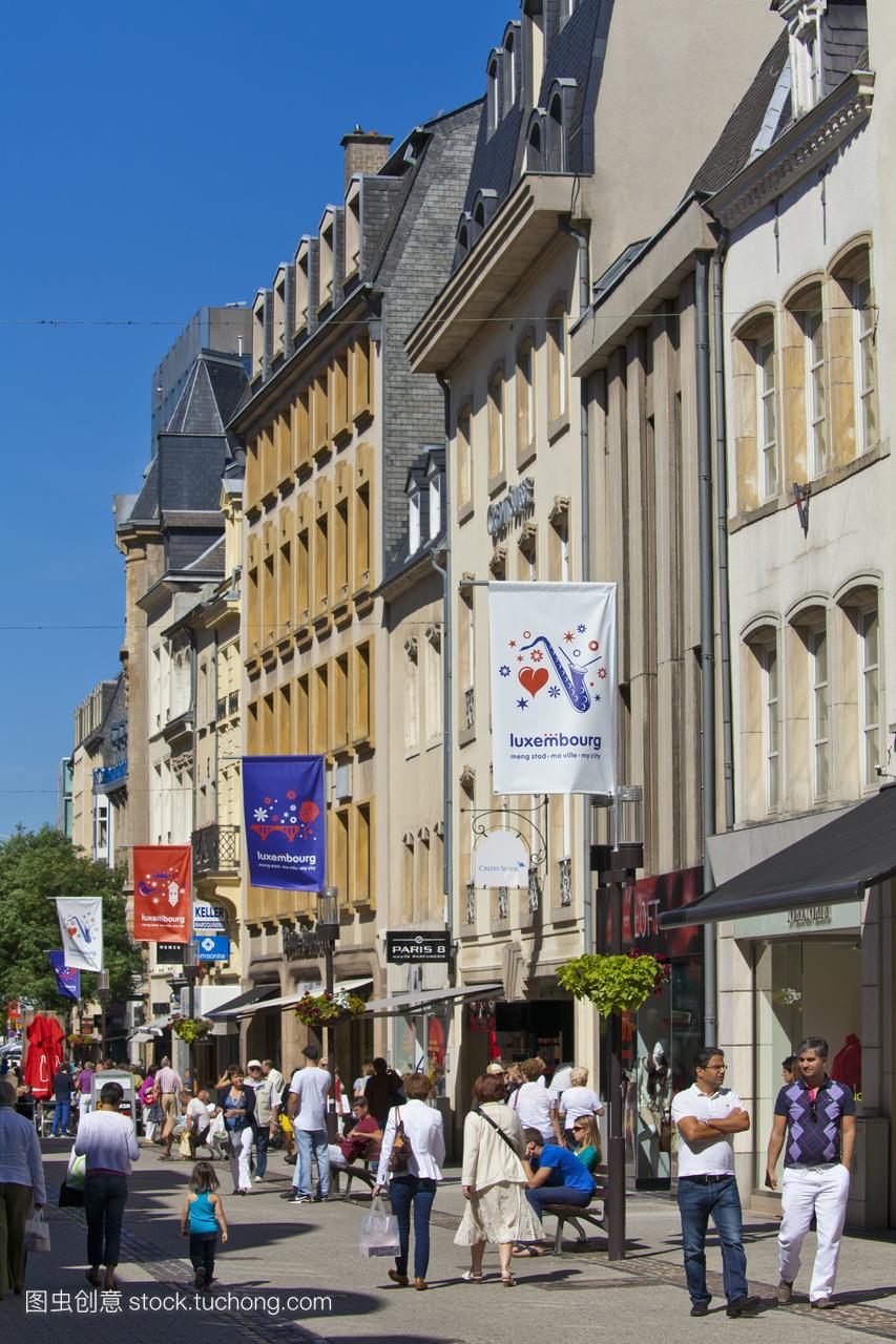 卢森堡,人们在购物街上行走