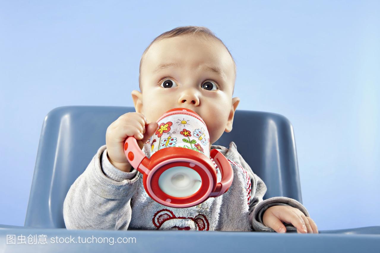 宝宝6-11个月从奶瓶中饮用