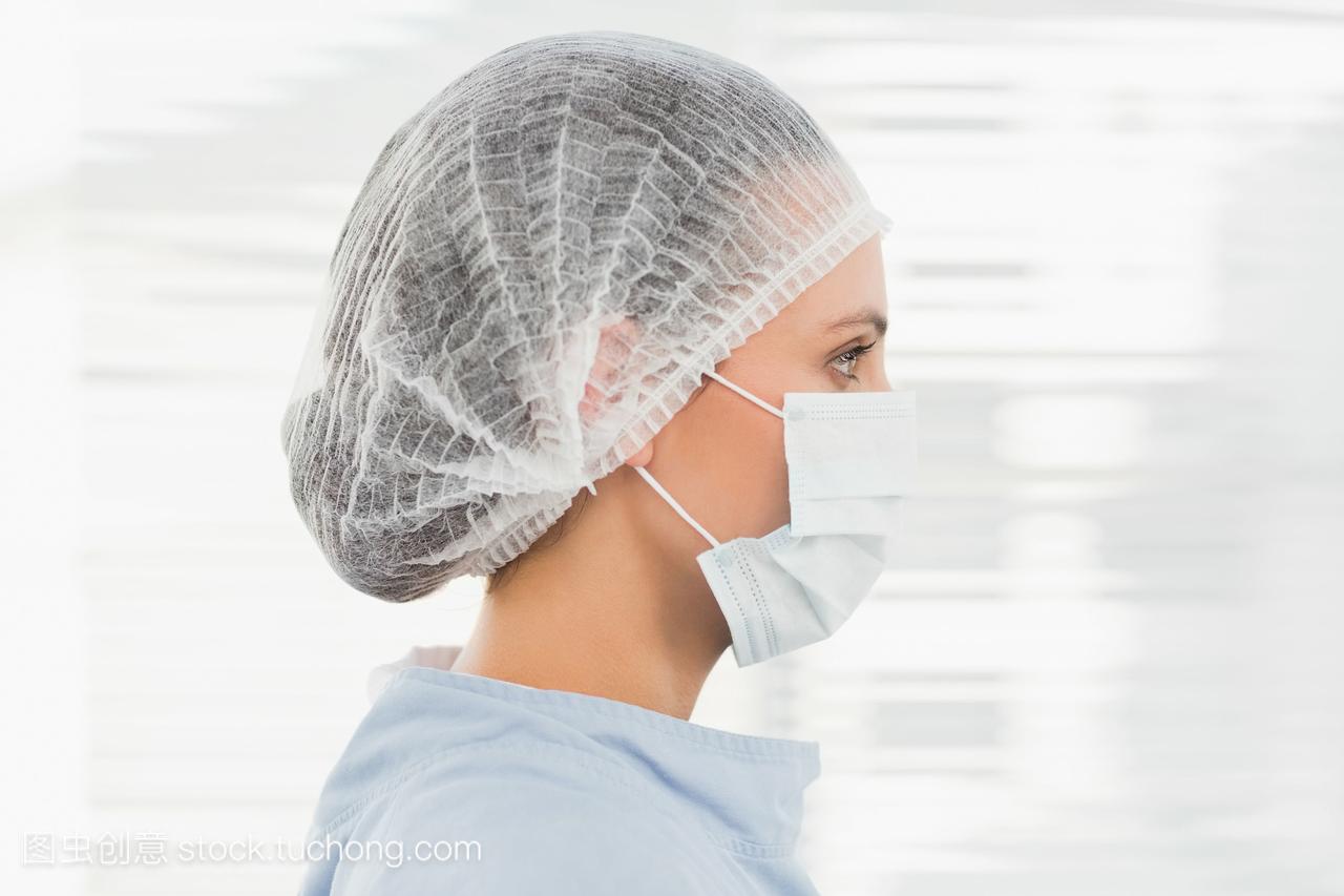 女外科医生戴着手术帽和口罩