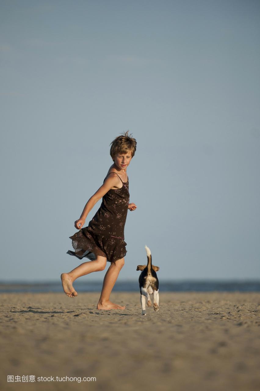女孩在沙滩上与一名丹麦-斯文斯克·加德顺德