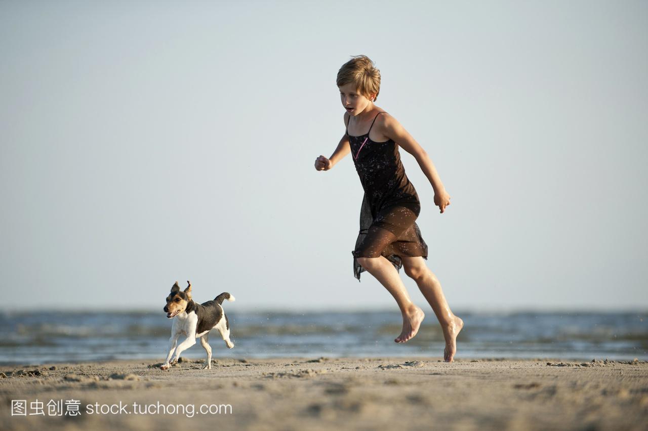在沙滩上跑步的女孩是丹麦-斯文斯克·加德顺