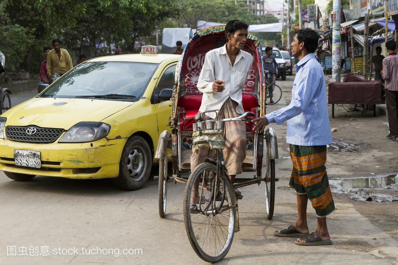 人力车夫和客户谈判价格,达卡,孟加拉国,南亚,亚