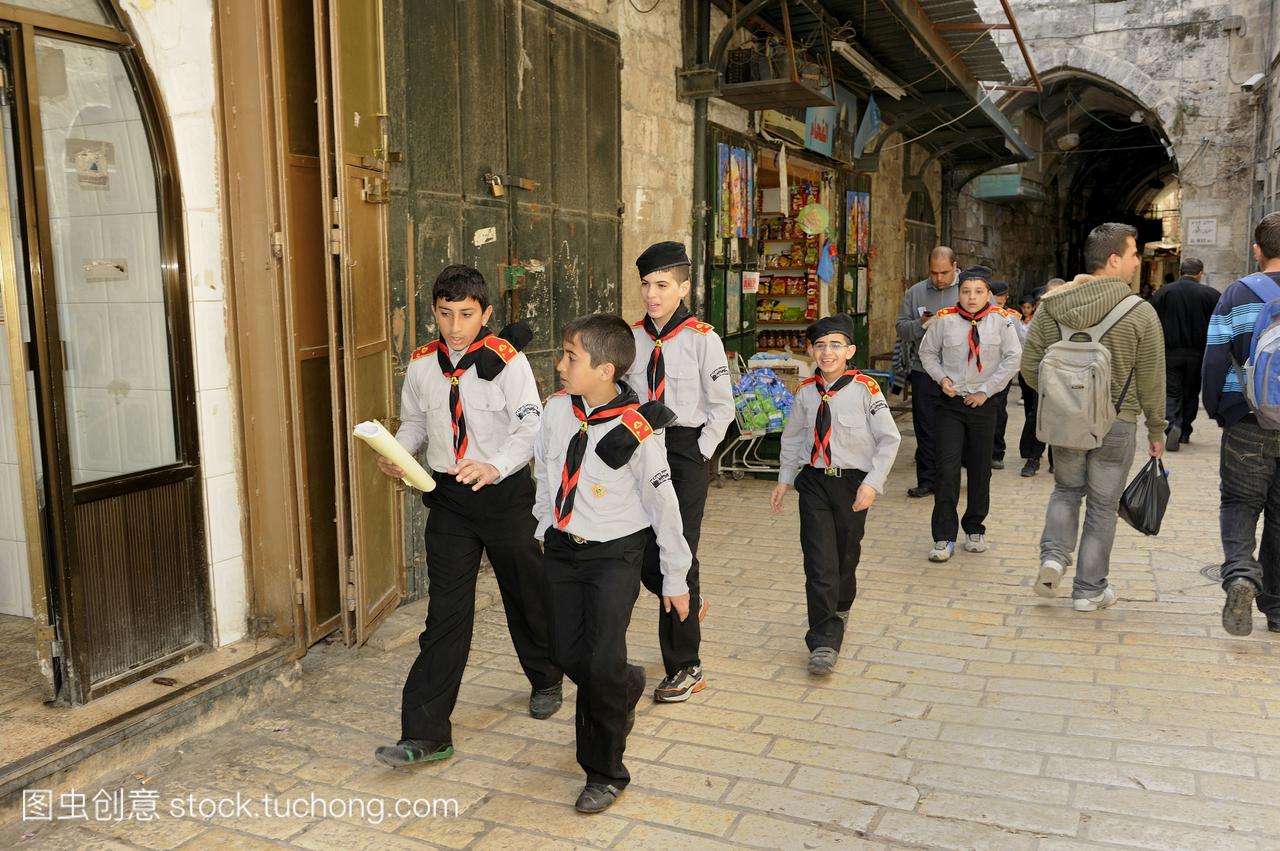 穿制服的童子军穿过阿拉伯地区耶路撒冷,以色