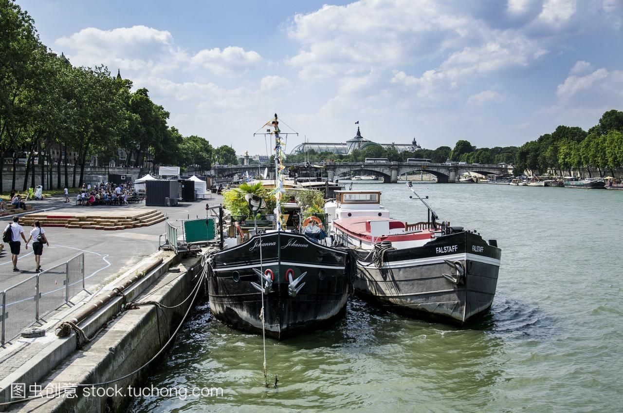 法国,巴黎第七区,驳船停靠在quaidorsay上