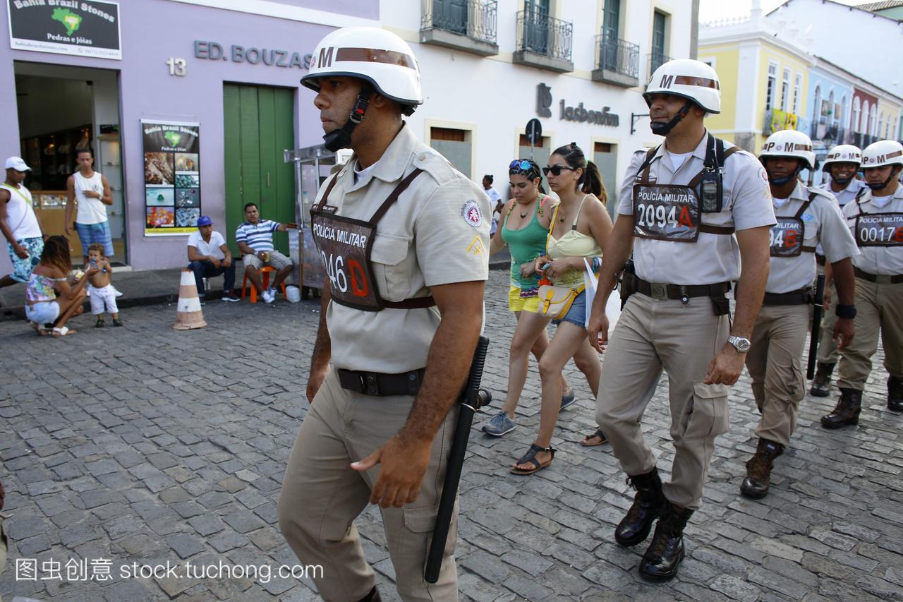 巴西萨尔瓦多狂欢节上的警察。