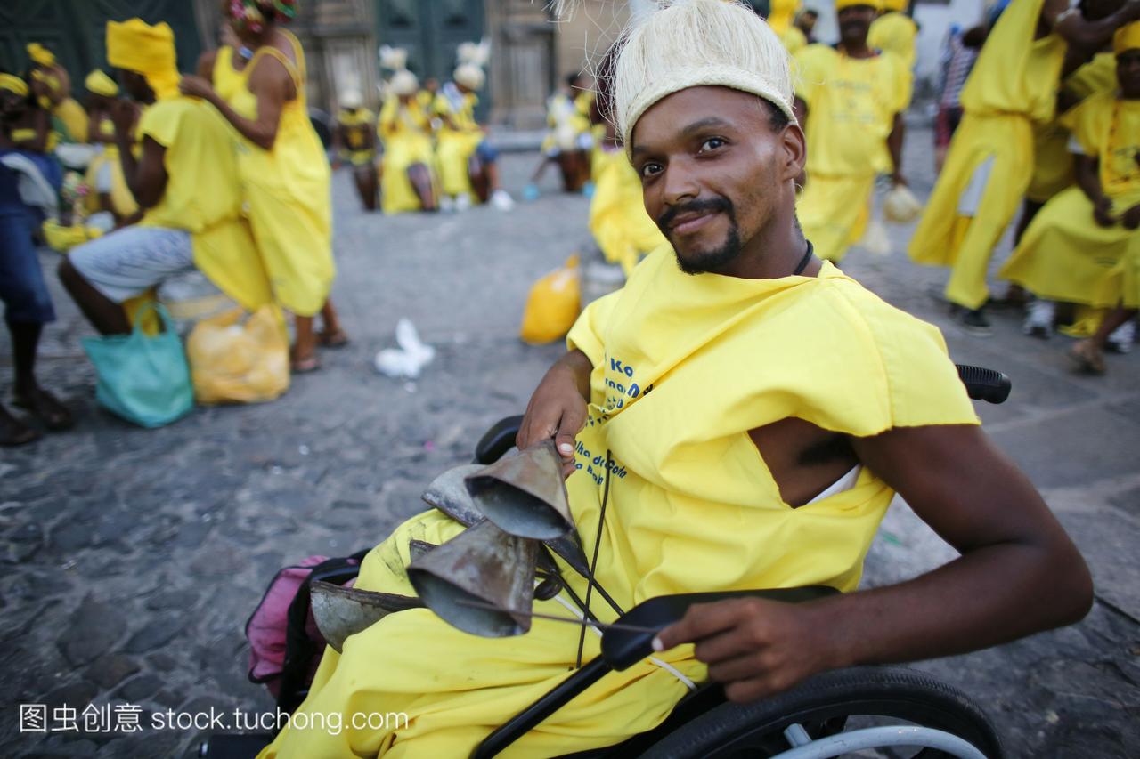 参加萨尔瓦多狂欢节的残疾男子巴西。
