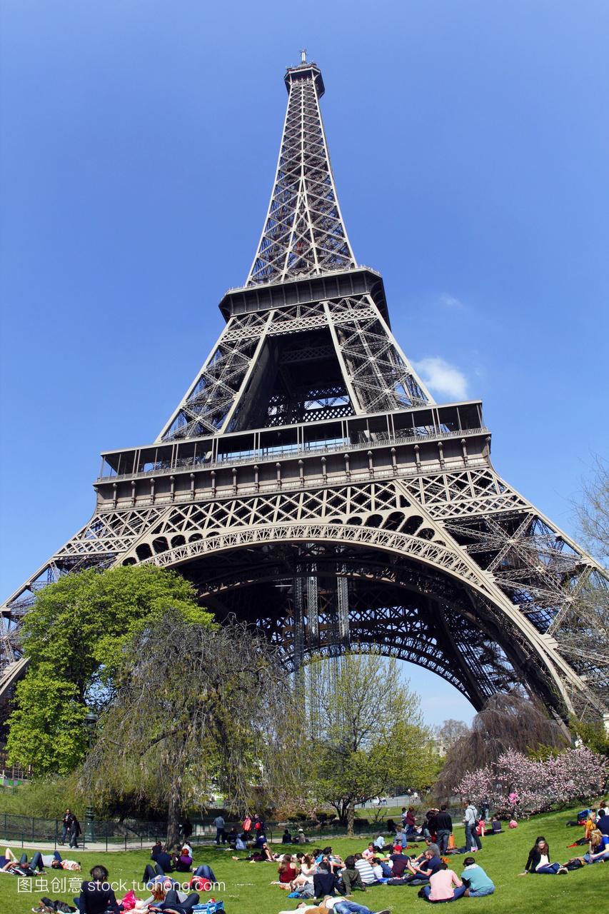 法国巴黎第七区。埃菲尔铁塔。游客和巴黎人日