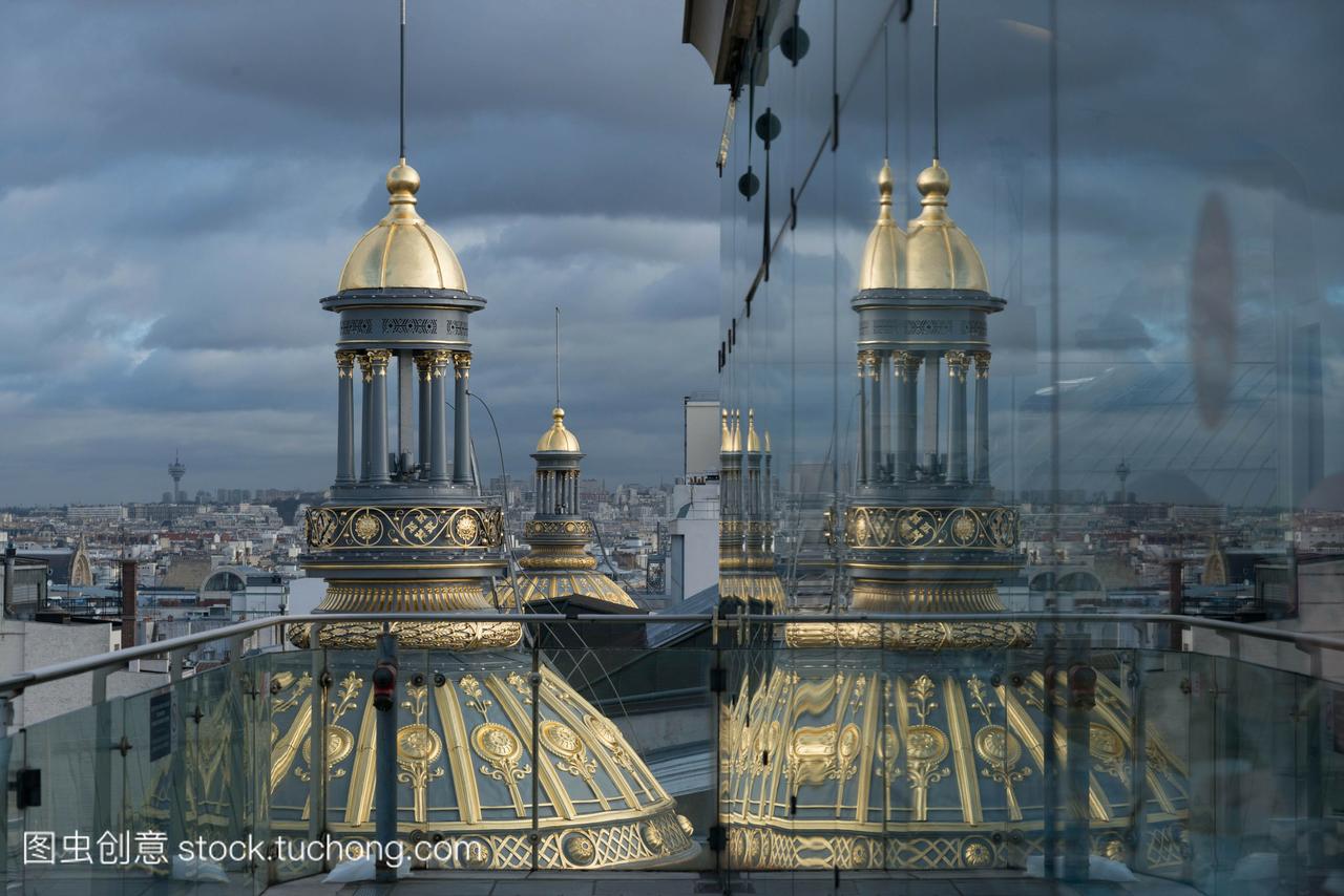法国,巴黎,第九区,巴黎从巴黎春天的屋顶上看到