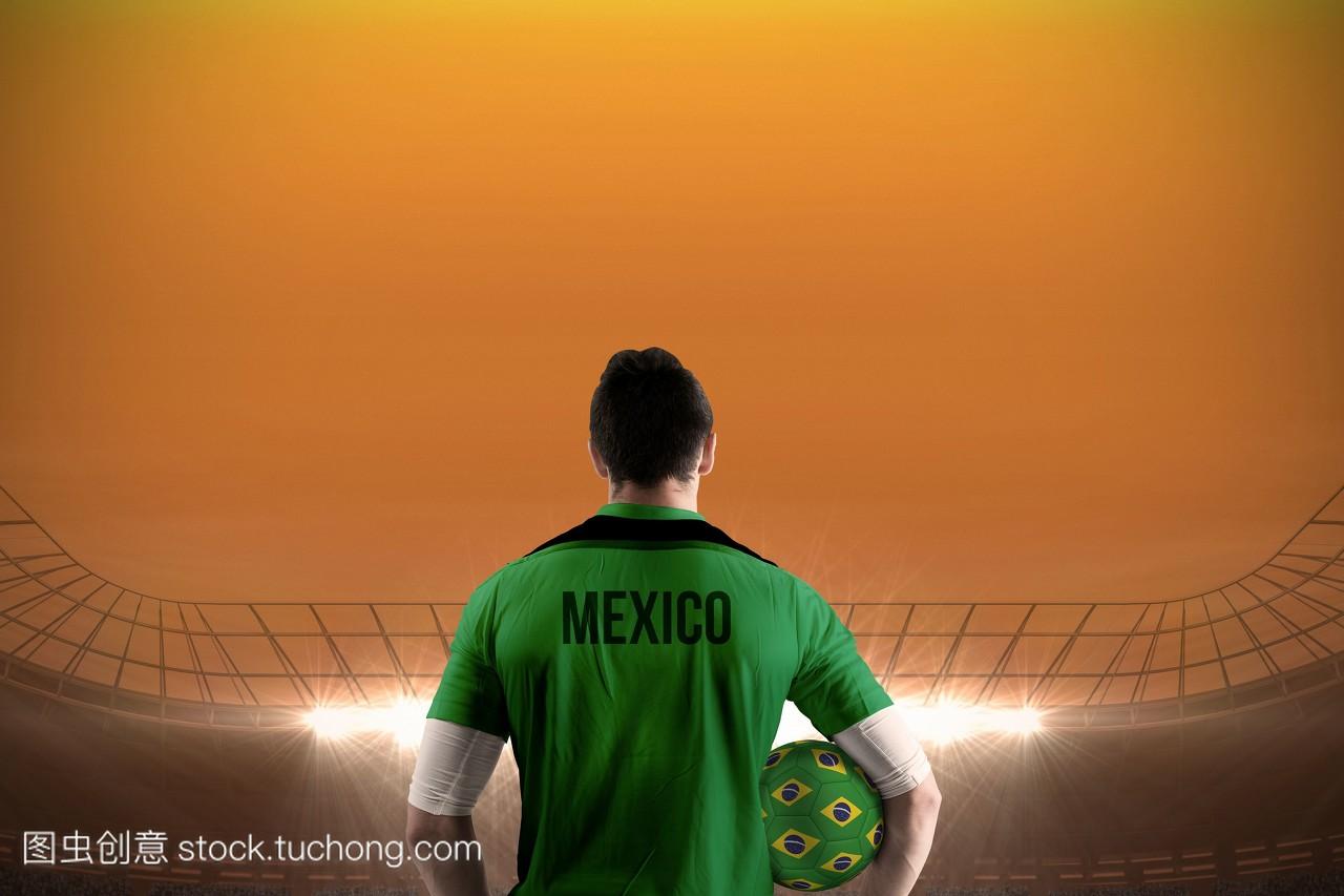 墨西哥足球运动员持球