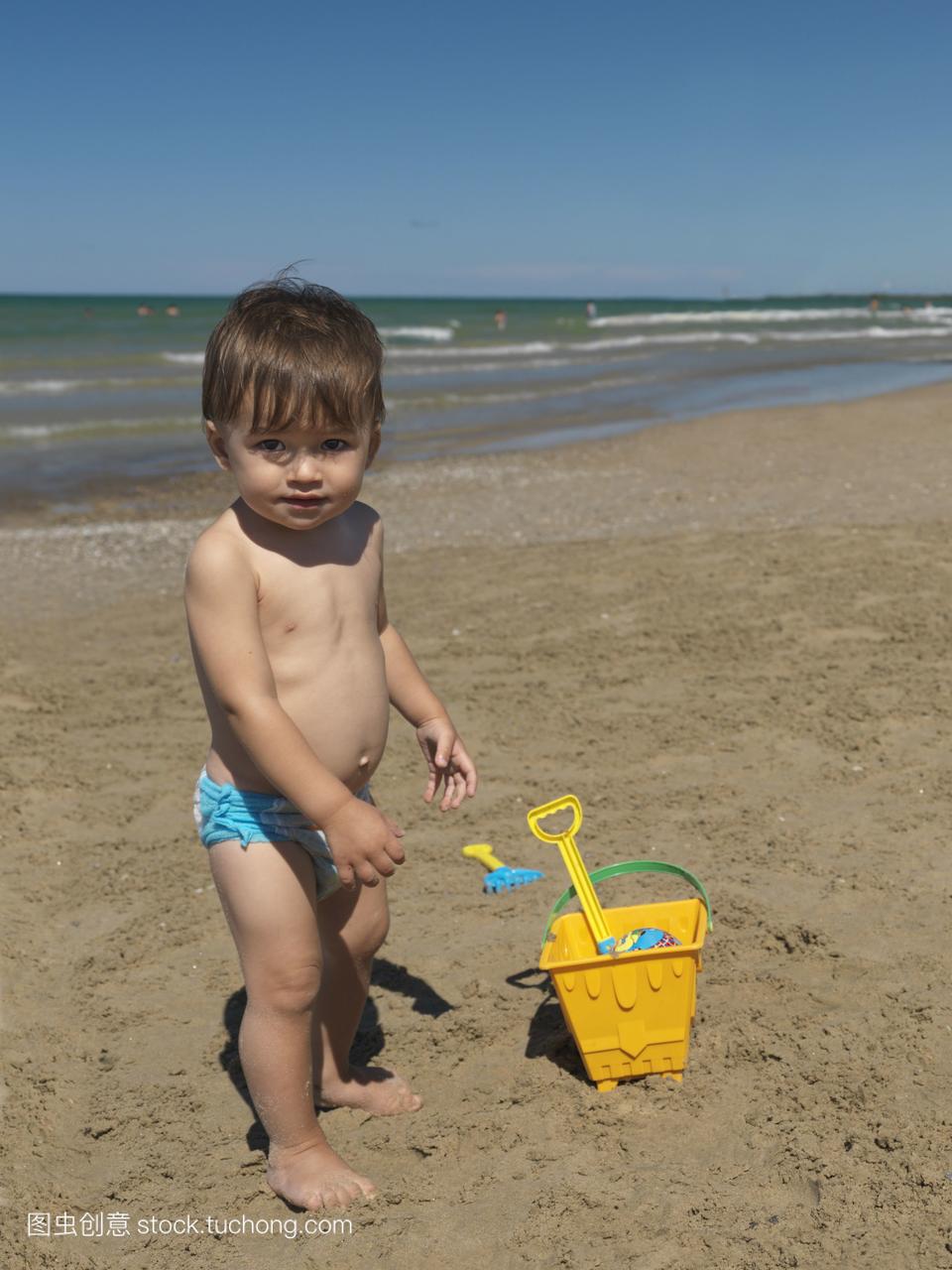 男孩,一岁半,在沙滩上玩,索布尔海滩,休伦湖,加