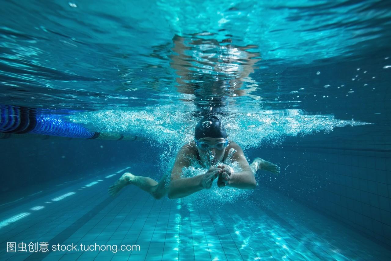 游泳运动员自己训练