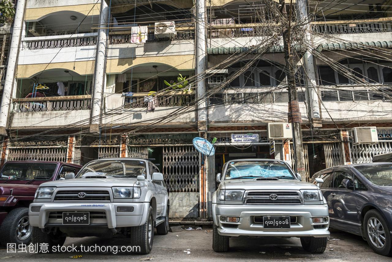 在缅甸仰光,在居民楼前停着的车辆,缠线,电线,仰