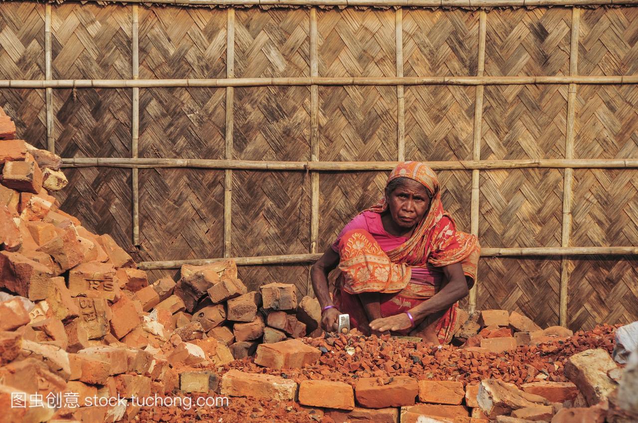 孟加拉国,达卡,女人打碎砖头