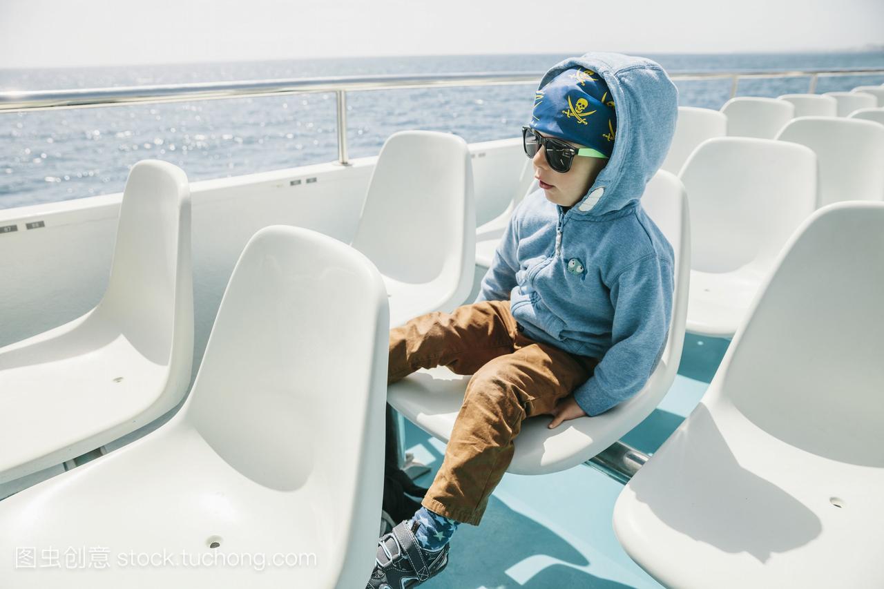 西班牙,马略卡岛,带太阳眼镜的小男孩和海盗班