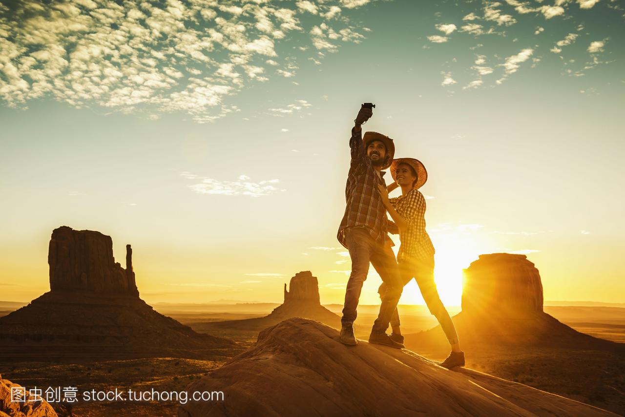 西班牙夫妇在偏远沙漠的岩石形成上自拍