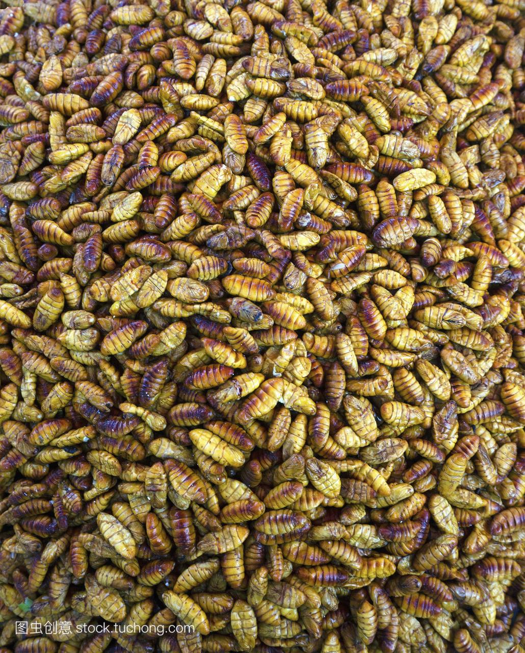 油炸蚕在市场,食用昆虫泰国美食,特产泰国