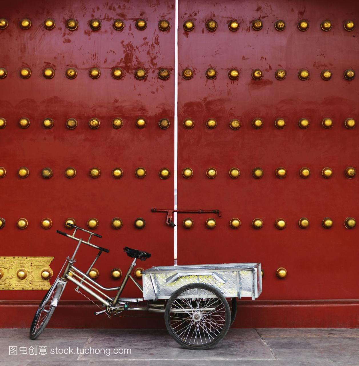 在紫禁城西河门外的自行车;中国北京