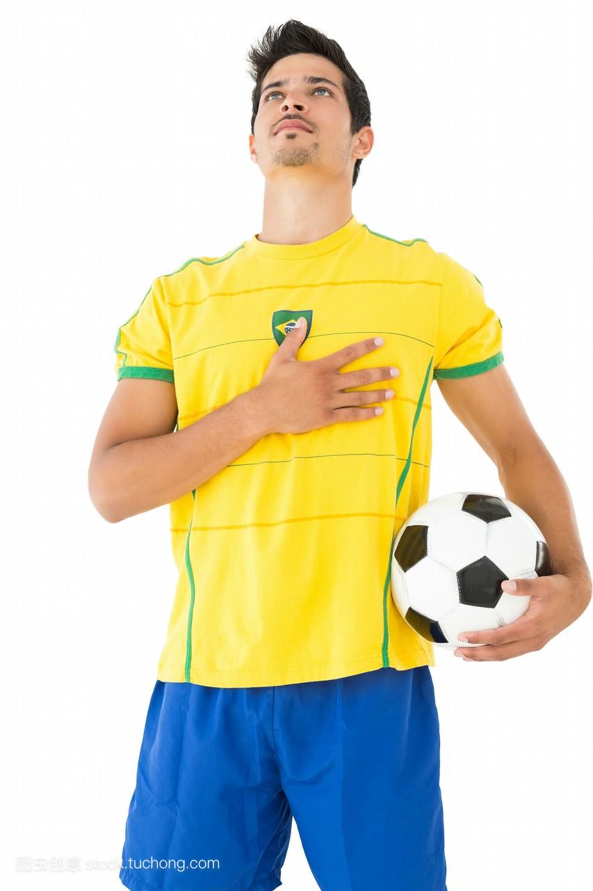 巴西足球运动员听国歌