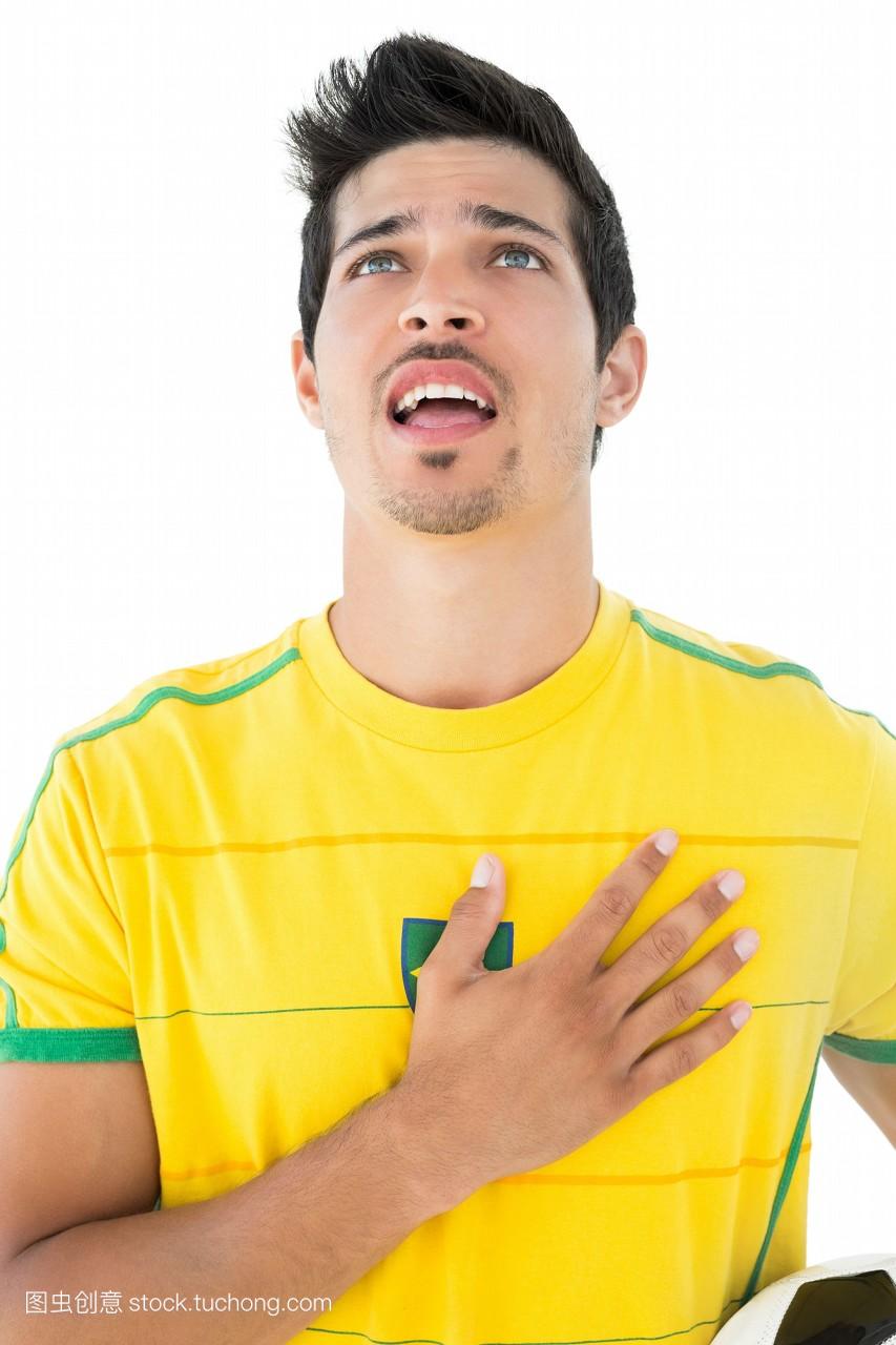 巴西足球运动员用黄色歌曲唱国歌
