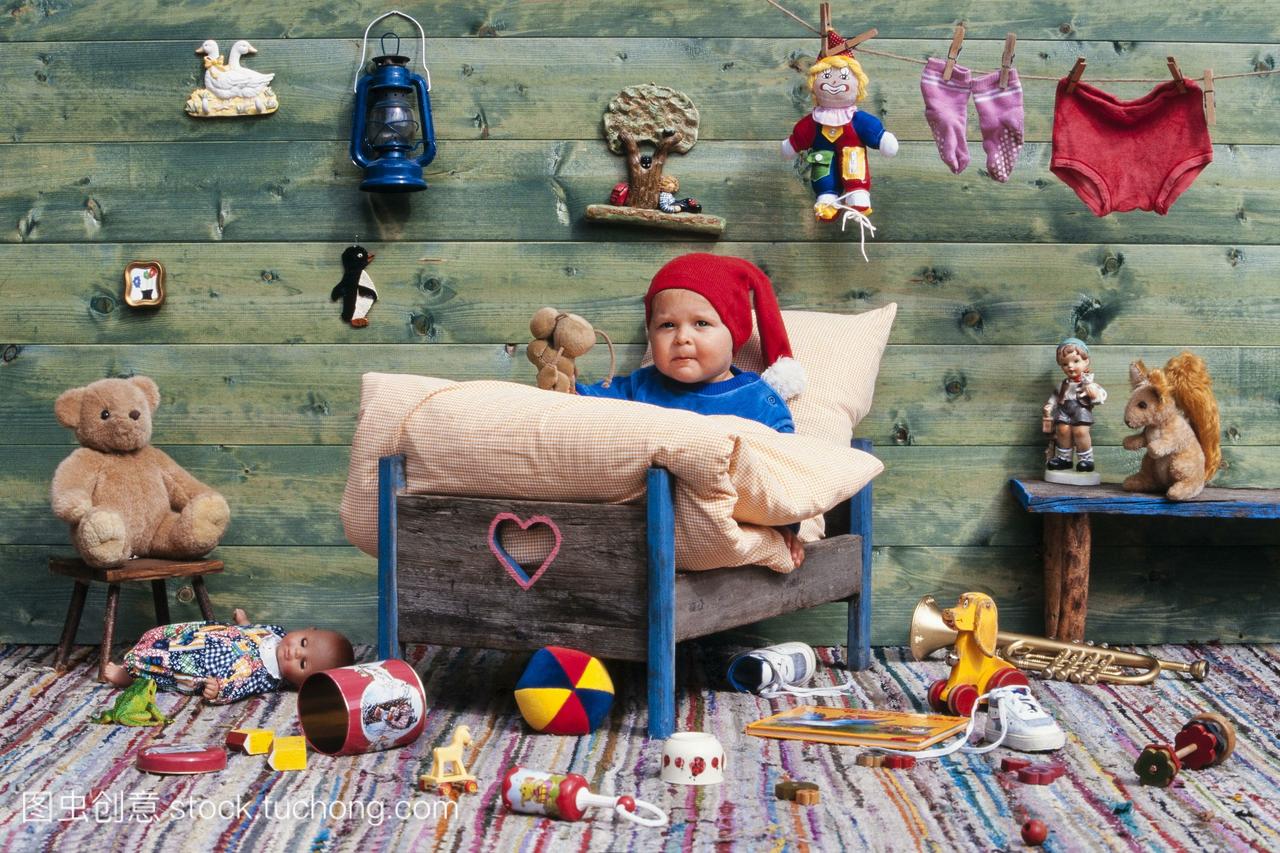 奥地利,三岁的女孩在床上玩玩具,游戏室,儿童房