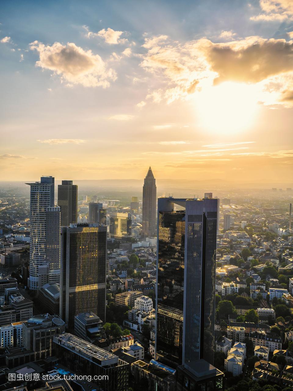 法兰克福德国城市视图在日落时分从上面看到
