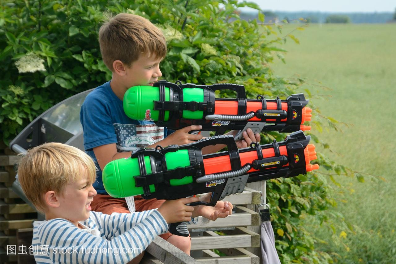 两个男孩,6岁和8岁,玩玩具枪,瑞典