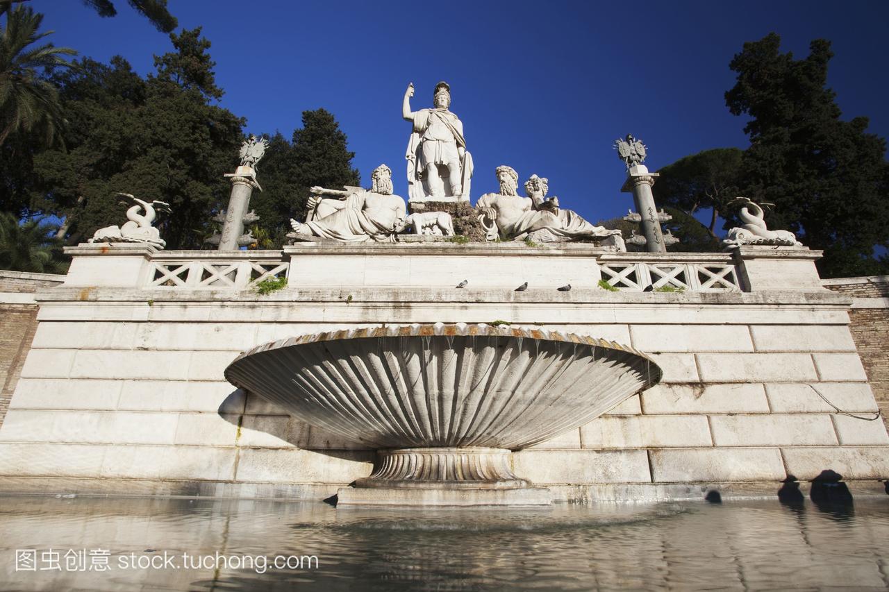 人民广场的雕像和喷泉;罗马意大利