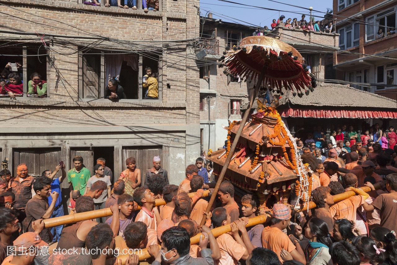 场景从balkumarijatra节日庆祝尼泊尔新年thimi