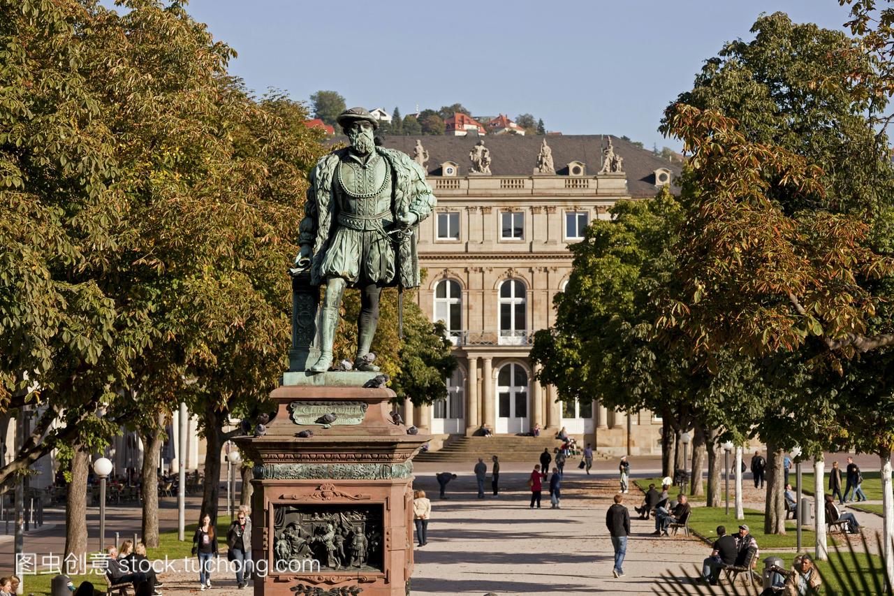 德国，斯图加特，schlossplatz和wuerttemberg公爵的雕像
