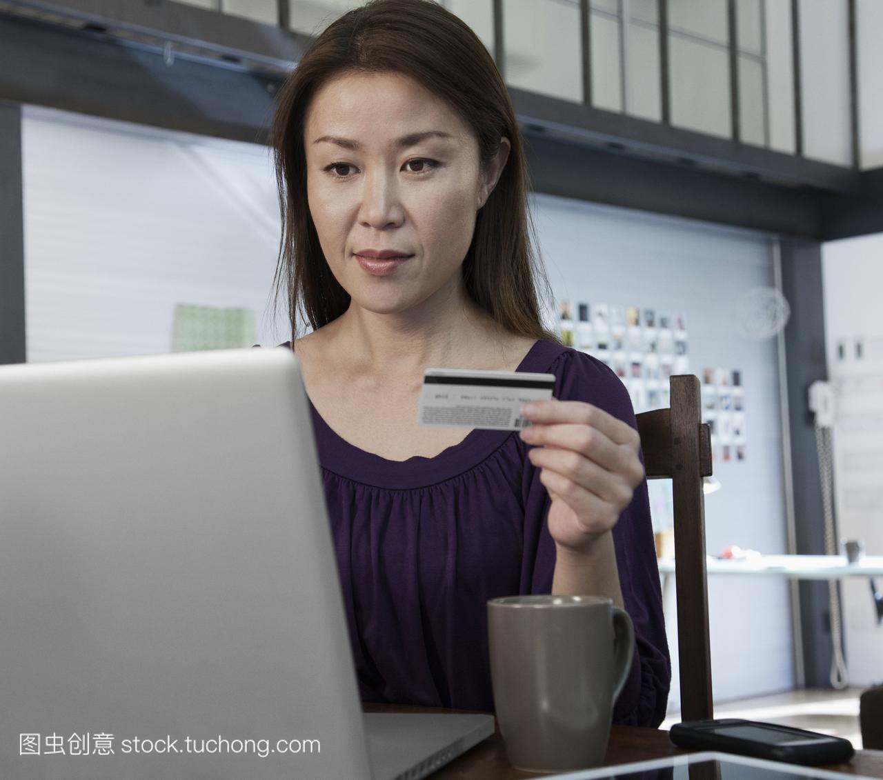 日本女人用信用卡购物